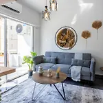 Powder's 1-bedroom Retreat In Mackenzy, Apartmán