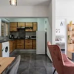 Powder's 1-bedroom Retreat In Mackenzy, Apartmán *