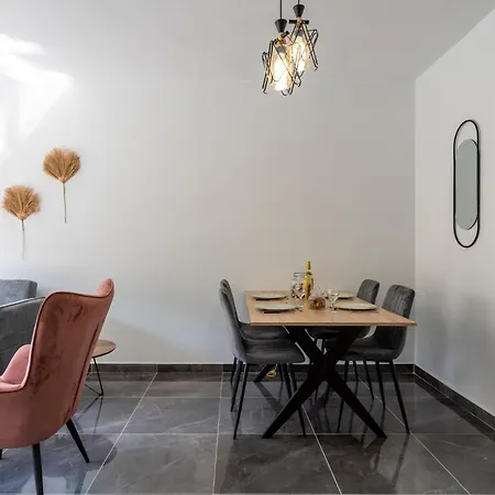 Powder's 1-bedroom Retreat In Mackenzy, *